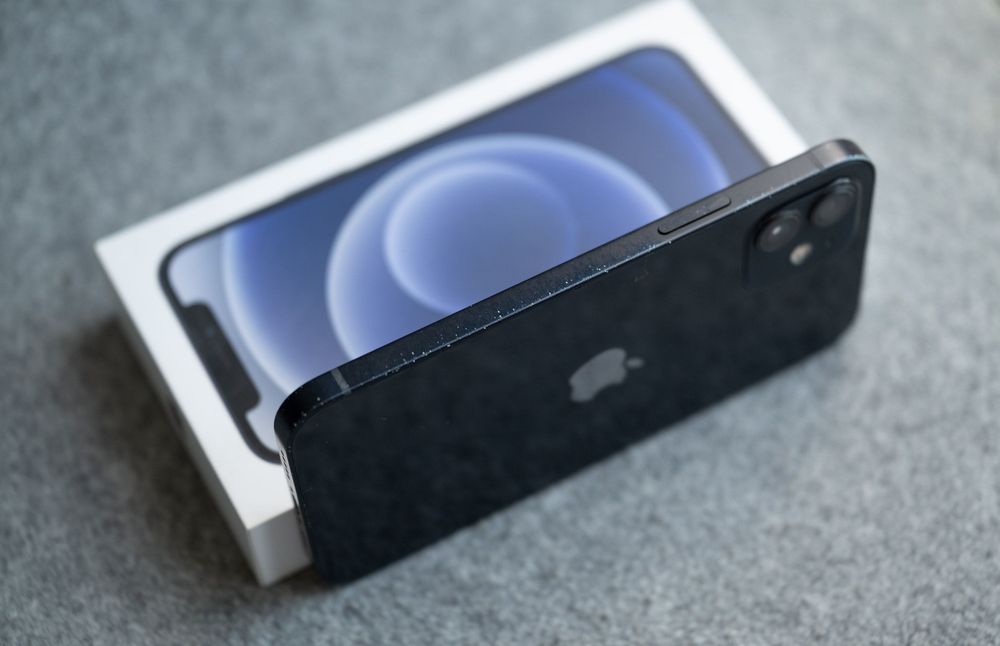 Телефон iPhone 12 / 64GB