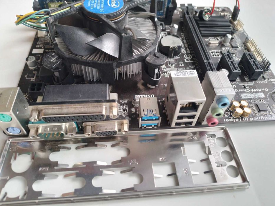 Дънна платка Gigabyte GA-H81M-DS2 с Intel Core i3-4170 с боксов охладител и 4GB DDR3