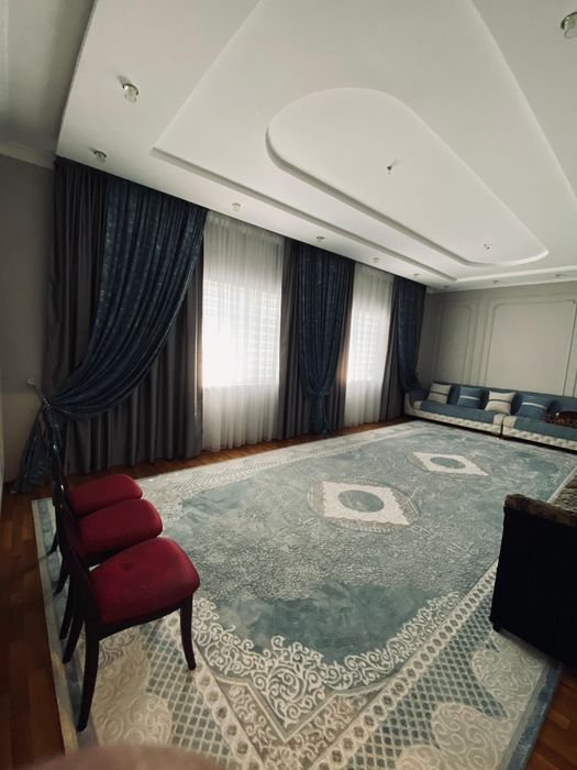 Кілем, шкаф, стол ,