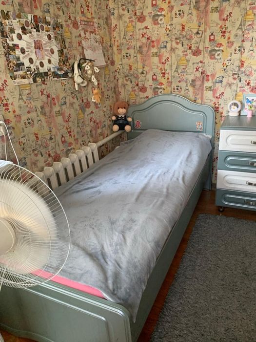 Кровать полуторка+артопедический матрас, писменный стол.