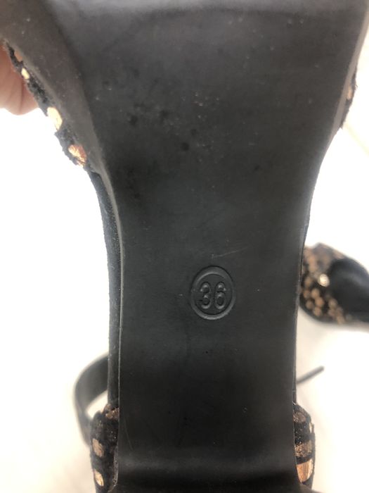 Продам. босоножки