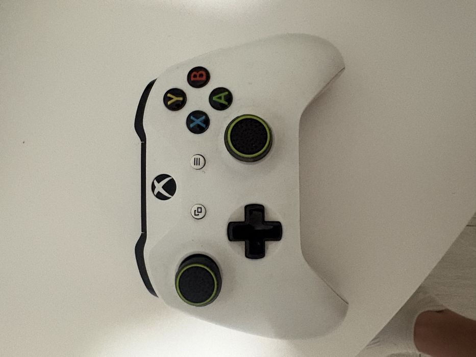Vand Xbox one S - 2 manete