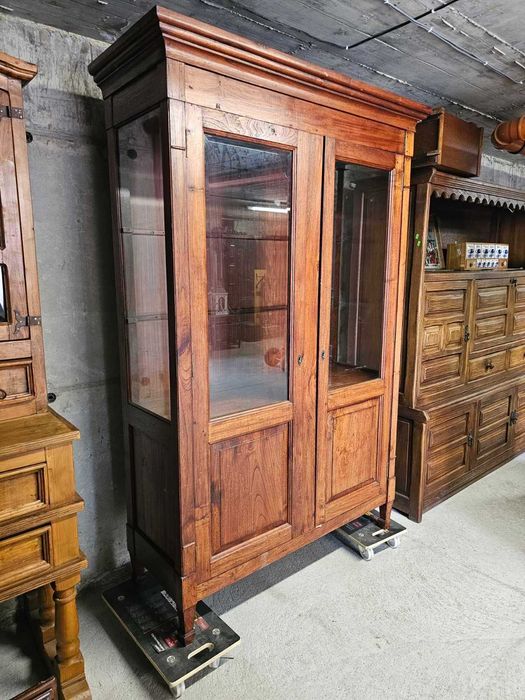 Витрина библиотека изработена изцяло от масив