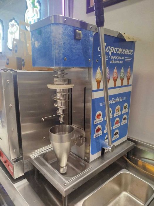 Muzqaymoq mikseri, морожно ва меваларни аралаштириб беради.