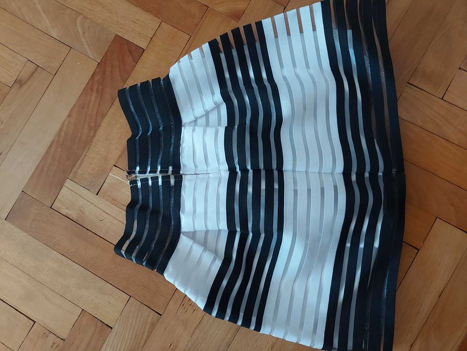 Къса пола -  С размер , Нова