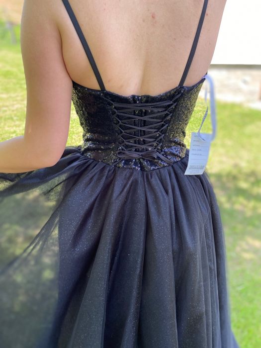 Rochie nouă crepată pe picior, elegantă cu sclipici și paiete.