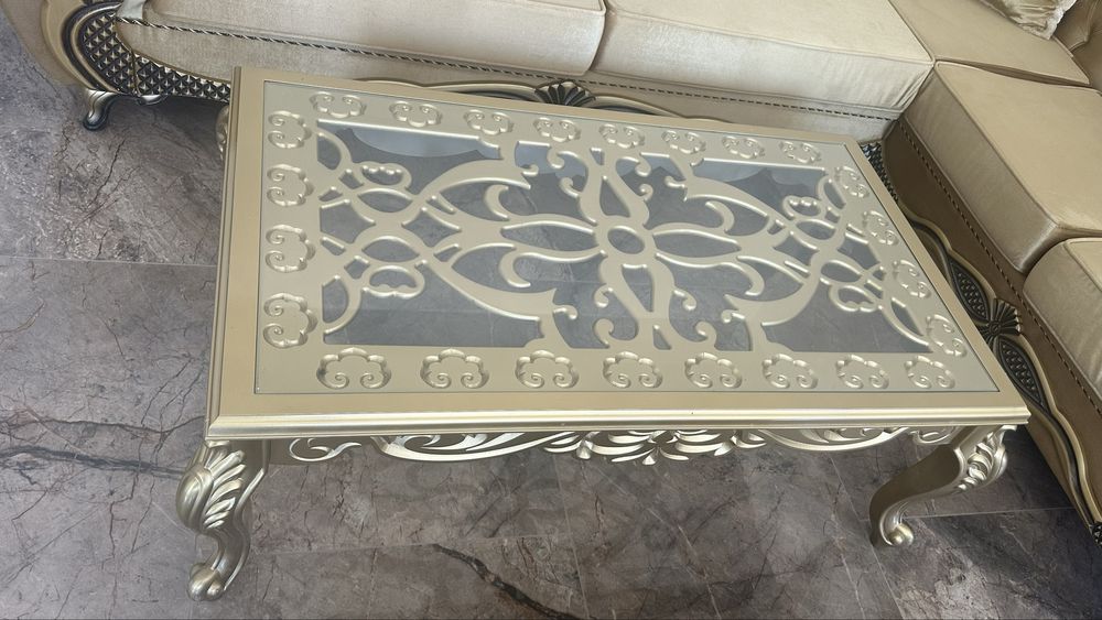 Златен диван с орнаменти