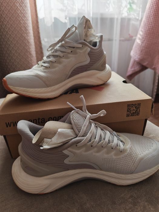 Кроссовки спортивные