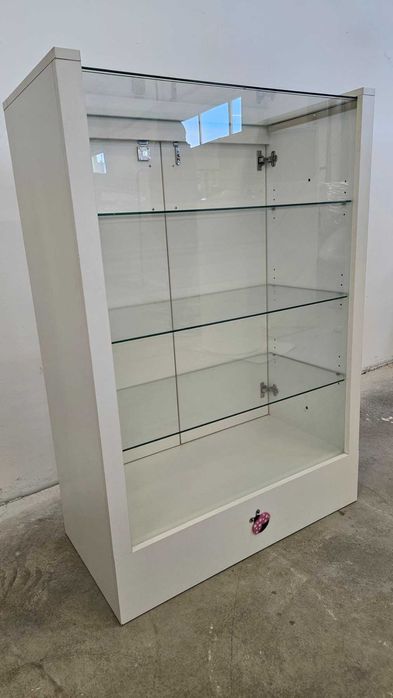 Витрина със стъклени рафтове