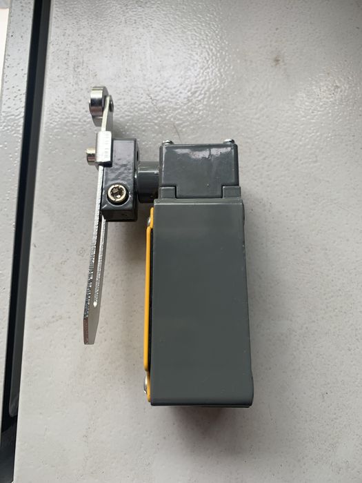 Концевик.  устройство, подающее управляющие сигналы при перемещении