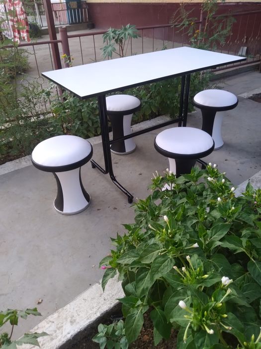 Обеденный стол размером  120х60х80 и четыре мягких пуфика