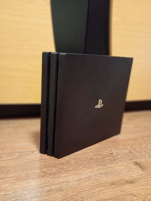 Ps 4 pro 1 tb +maneta + GTA V premium edition+ minecraft