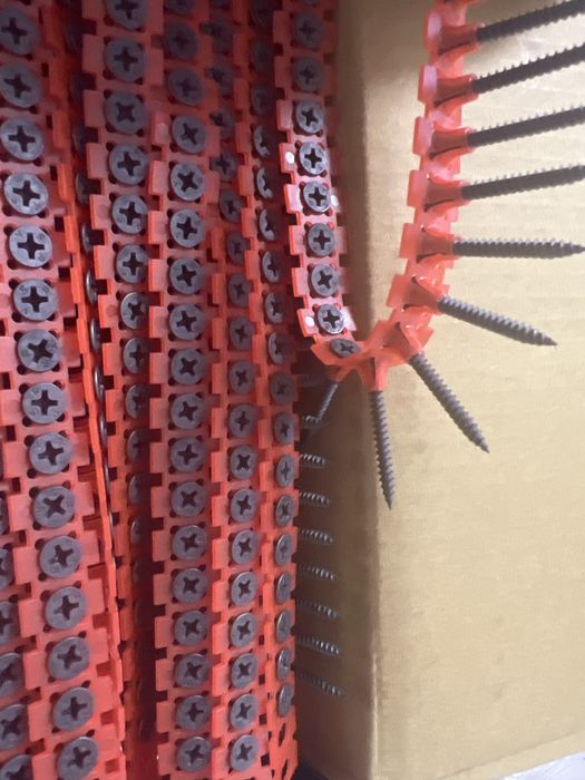 Suruburi pe banda spit