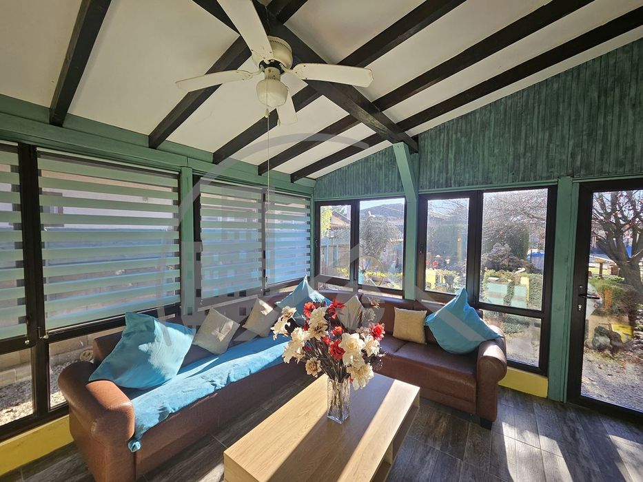 Къща с басейн, гараж и прекрасен двор