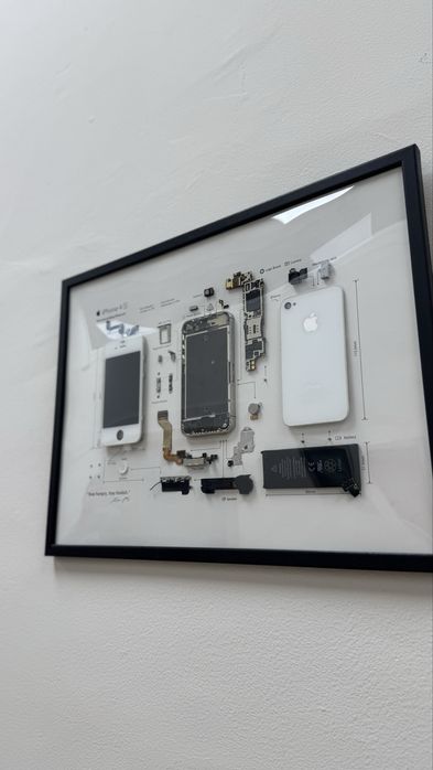 Рамка с разглобен iPhone 4s (бял) – ръчно изработена
