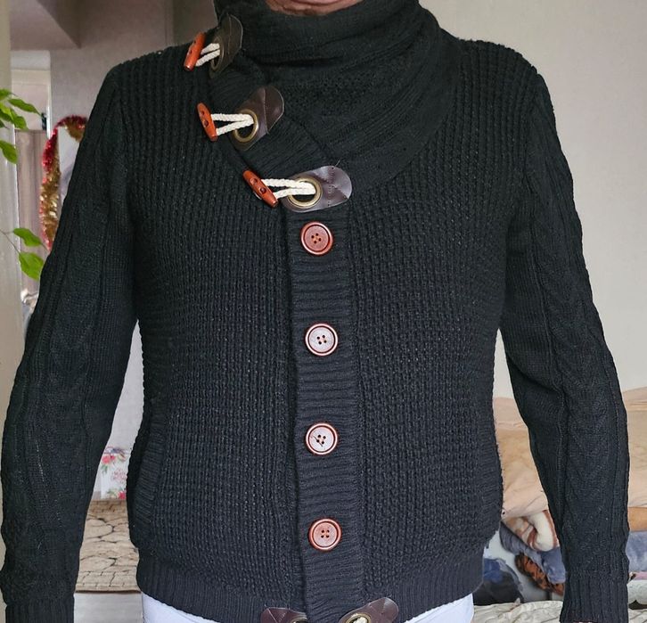 Продам свитшот и джемпер новые.