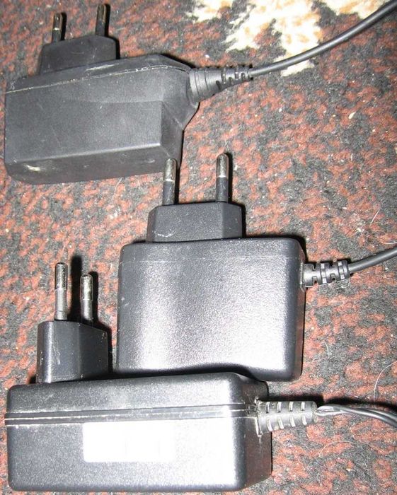 Три броя зарядни адаптери 5 волта 12 волта