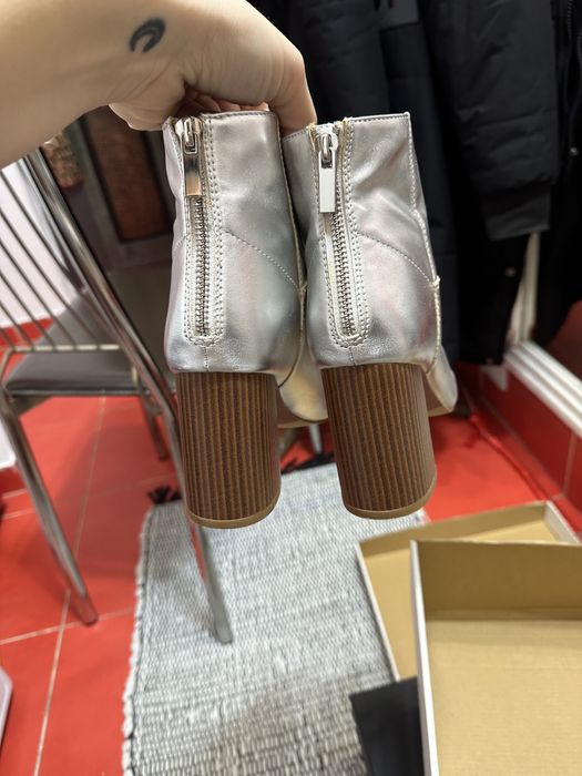 Vând ghete/cizme Argintii Stradivarius cu toc