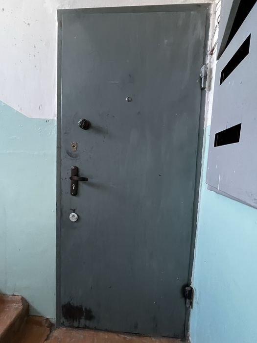 Продам железную дверь срочно