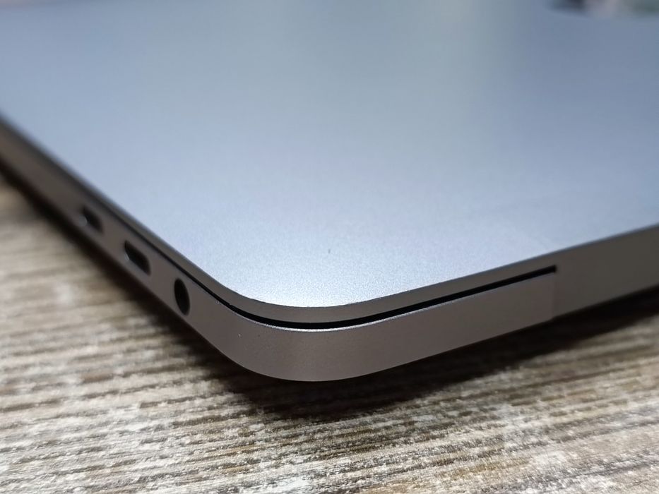 MacBook Pro (13 - inch,-2018) + Magic Mouse 2