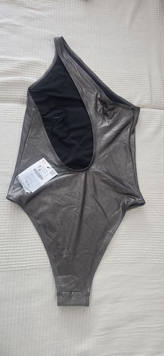 Costum.de baie Zara model asimetric,marime S,argintiu inchis nou,cu eticheta