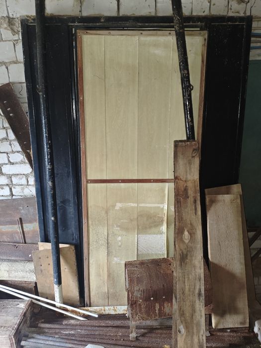 Продам металлическую дверь с рамой