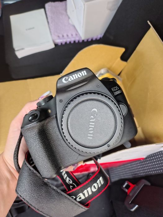 Vând Canon 850D și Canon 2000D