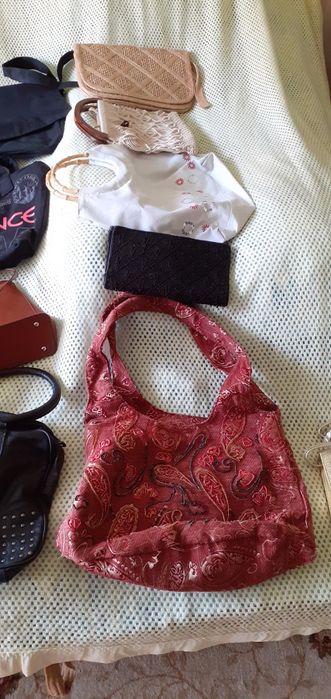 Vand convenabil genti si șaluri de damă