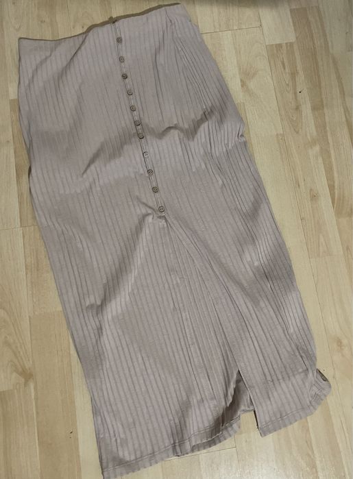 Бежова и черна пола