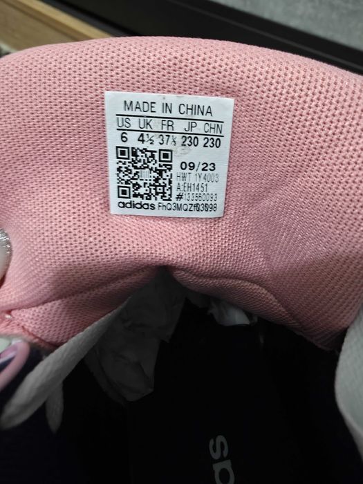 Женские кроссовки