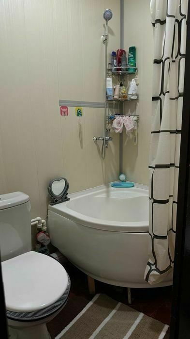 Сдам 1/2/4 в бывшем общежитии 270$ ,на метро БИЙ,М.Горького,ванна,туал