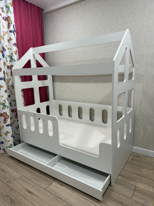 Продам детскую кровать с матрасом