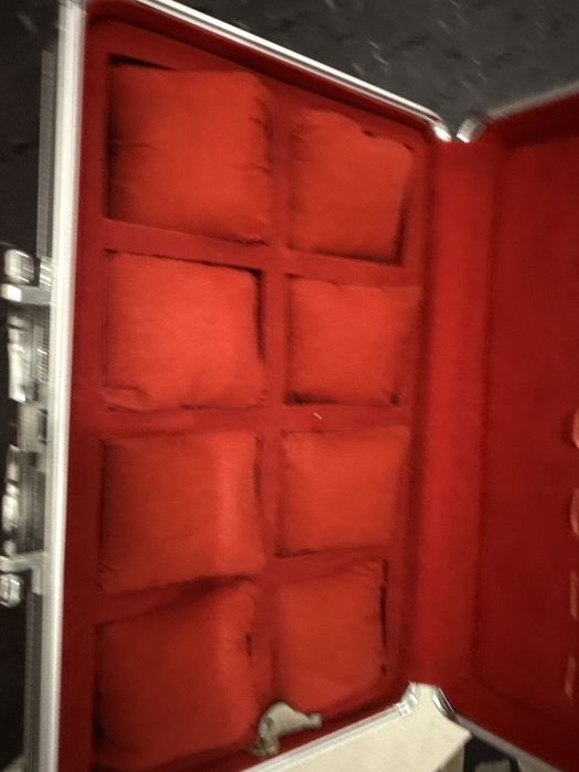 Valiză pentru 8 ceasuri, aluminiu, interior roșu – stare foarte bună