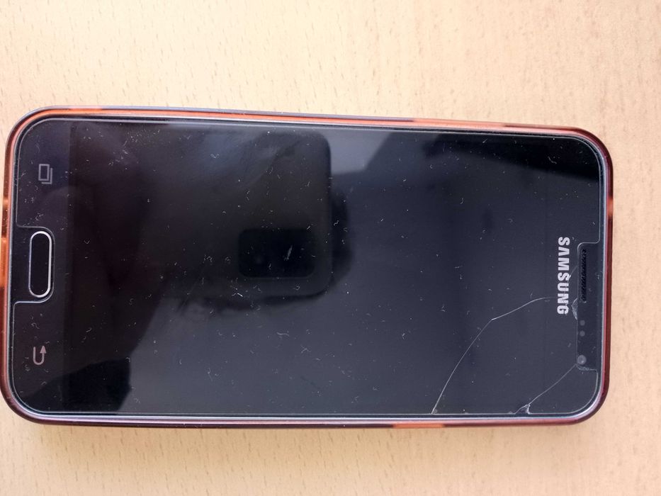 Продавам телефон Samsung j 3 от 2016 г. с 
вътрешна  памет 8GB