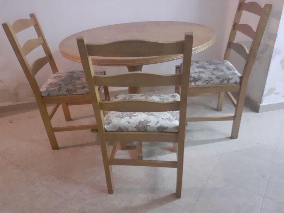 Кухненски шкафове от дърво масив и маса със столове запазени