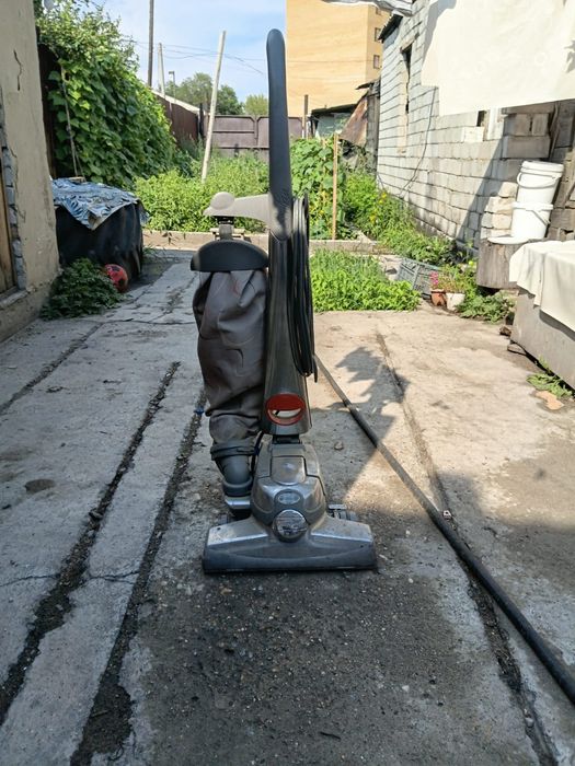 Продам пылесос с насадками
