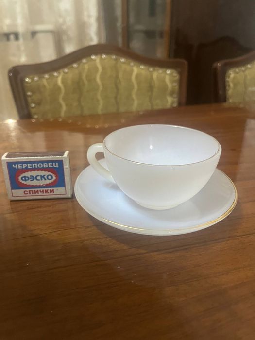 Тарелки и чайные чашки