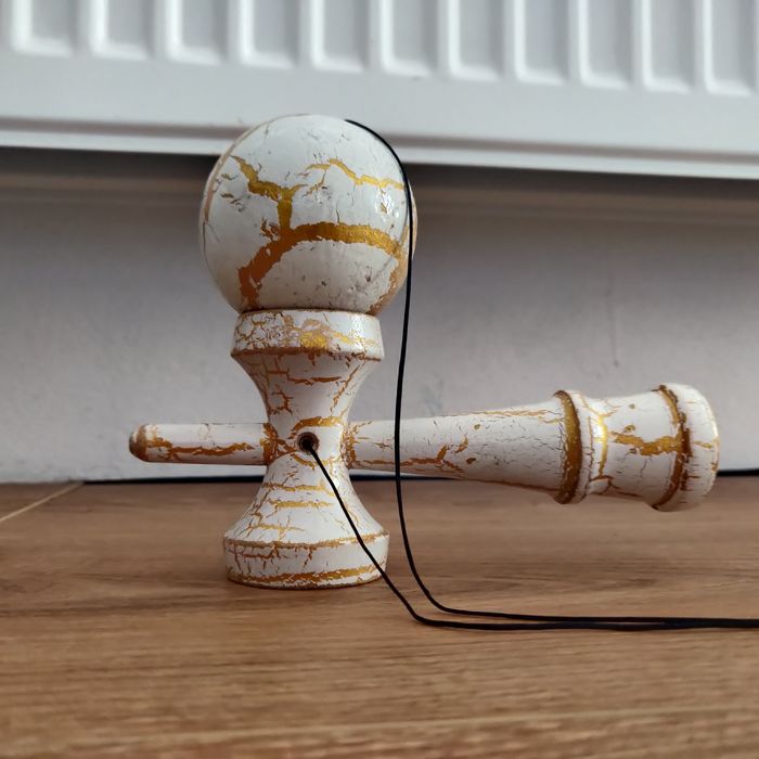 Kendama Originală – Design Special Alb/Auriu (Nouă)