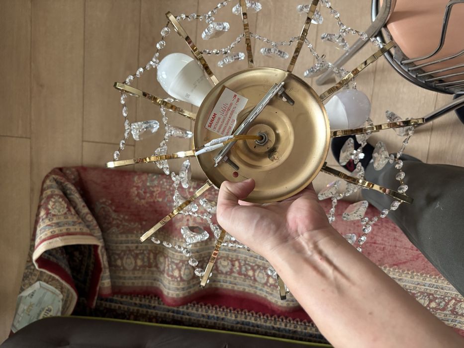 продаю люстру в золотом цвете