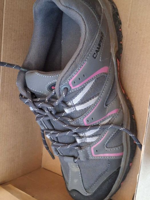 Дамски спортни обувки