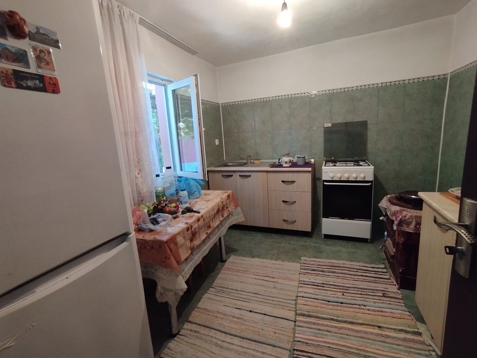 Vand casa intr-un sat din jud Valcea