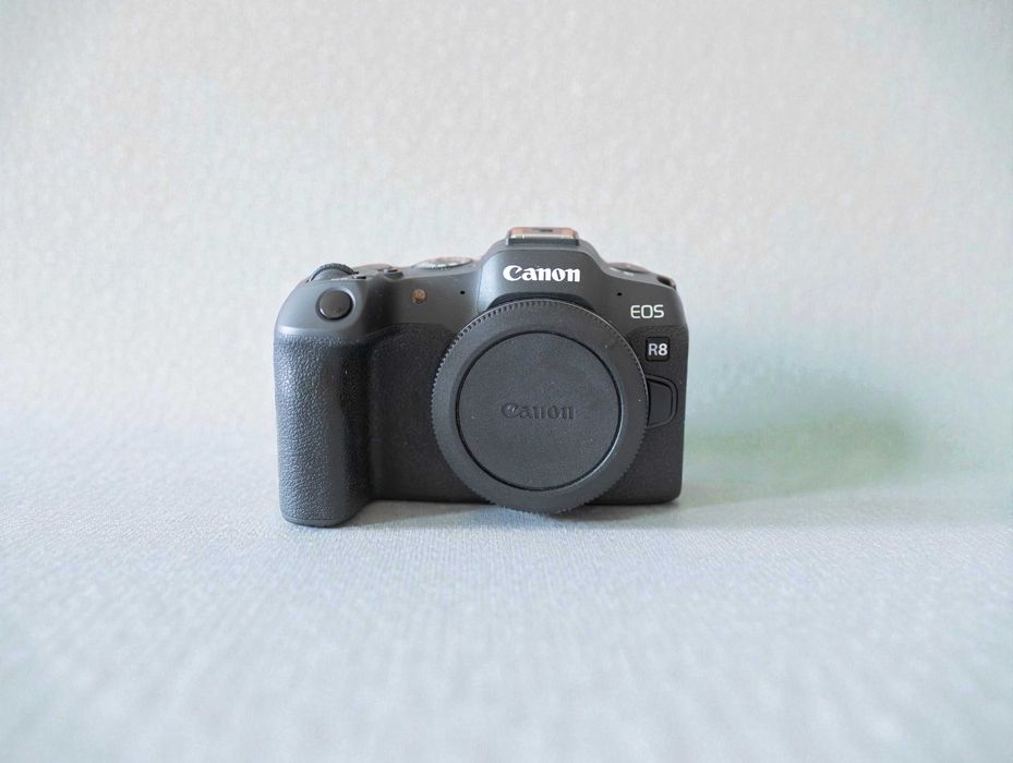 Canon R8 stare foarte bună + acumulator extera (+ rf 50 1.8 4450)