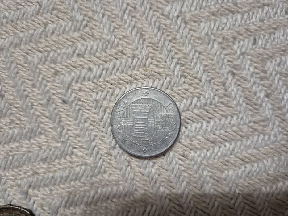 Monede vechi în stare buna, doar cea de 100 lei este ruginita