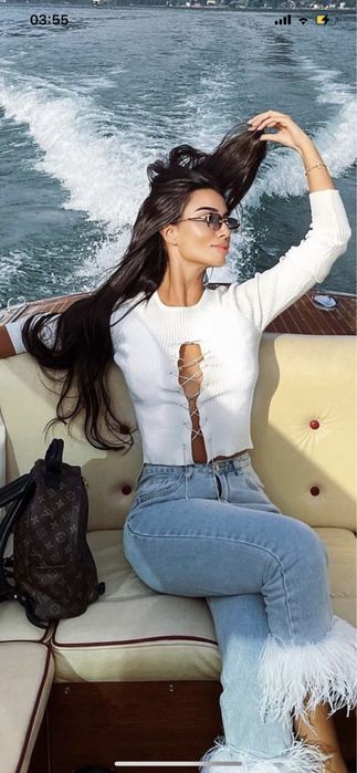 Кофта свитер с разрезом на шнуровке