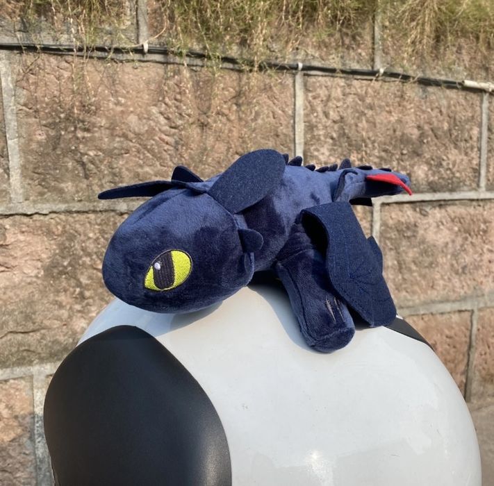 Дракон беззубик на авто