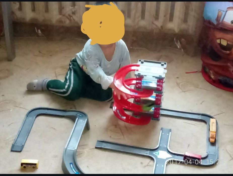 Гибкий трэк с машинками и паркинг