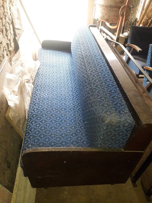 разтегателен диван и два фотьойла