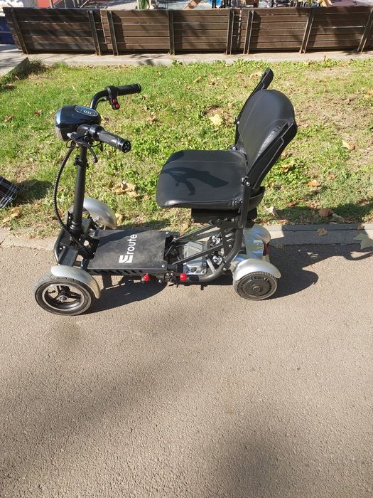 Vînd cărucior electric cu 3 viteze autonomia 30-40km este pliabil bate
