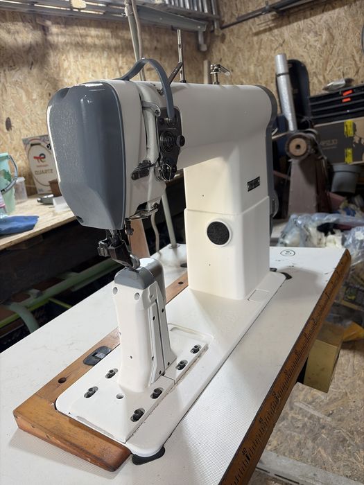 Masina industriala cu coloana de cusut piele