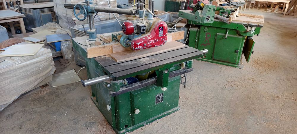 Masina de frezat cu ax vertical (MNF) cu avans mecanic / Vertical spindle moulder with mechanical feed / Fresatrice ad asse verticale (Toupie)